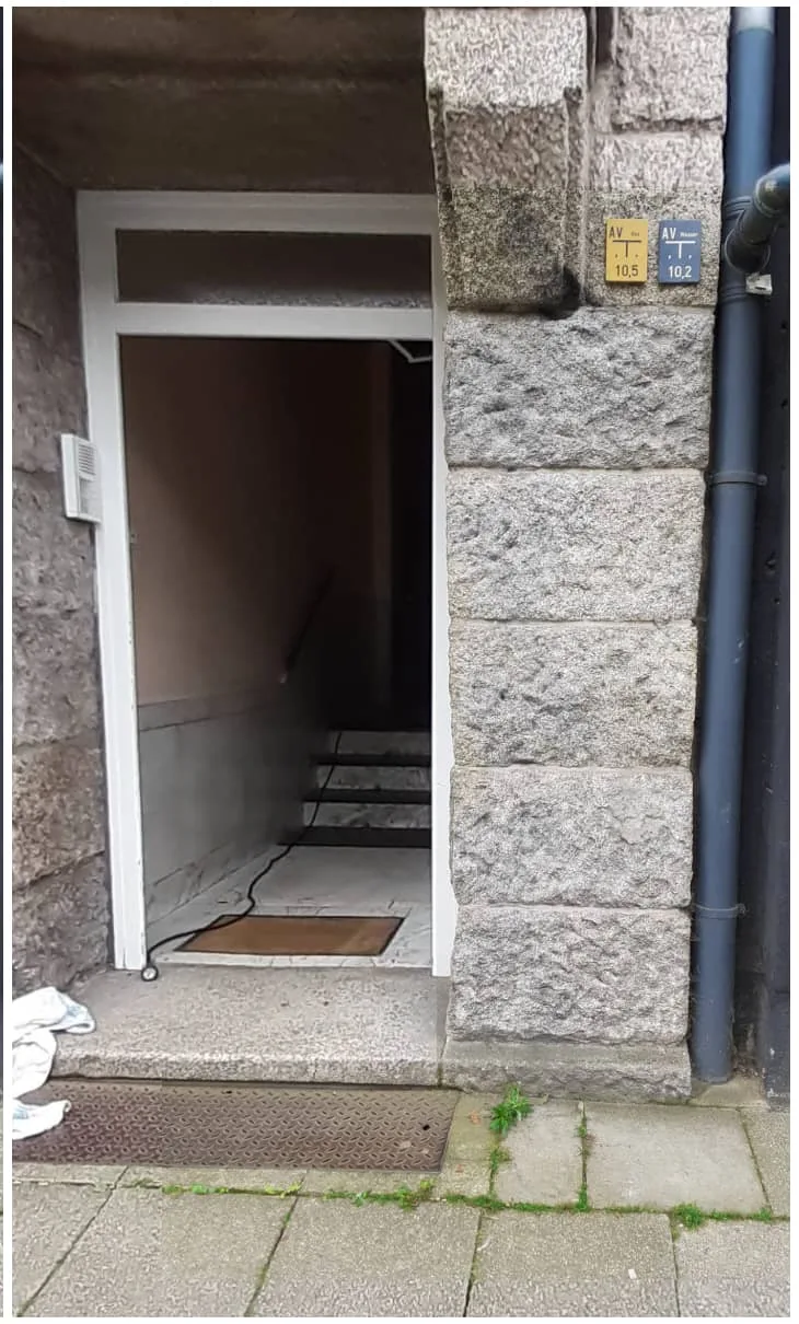 Eine saubere Natursteinmauer, die frei von Graffiti ist.