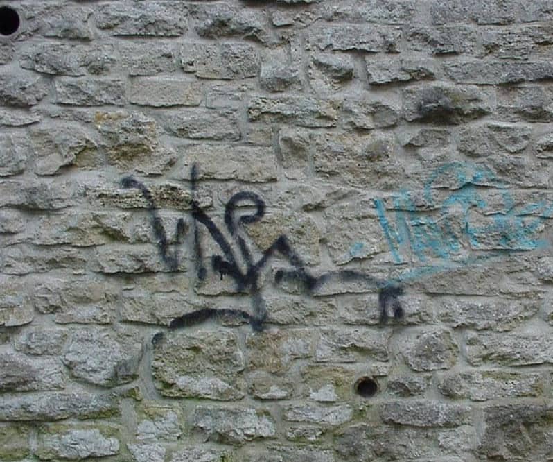 Bild einer Naturstein Mauer vor der Entfernung eines Graffiti