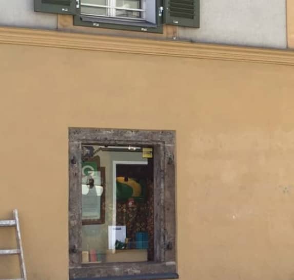 Bild einer gestrichenen Fassade nach der Entfernung eines Graffitis