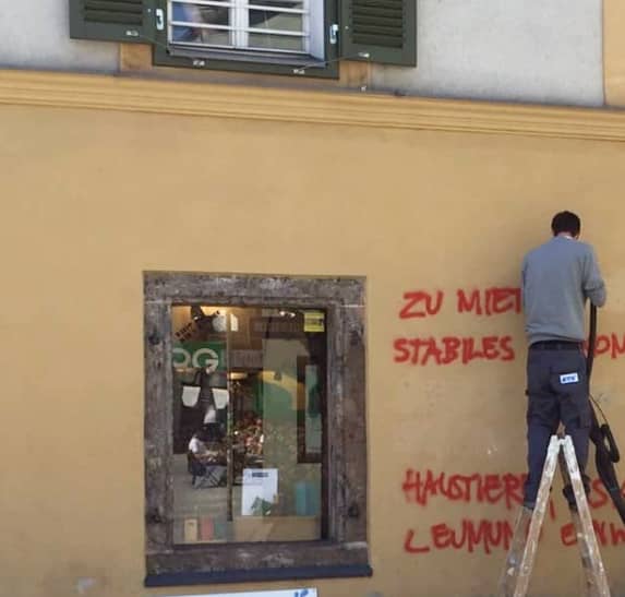 Bild einer gestrichenen Fassade bevor der Entfernung eines Graffitis