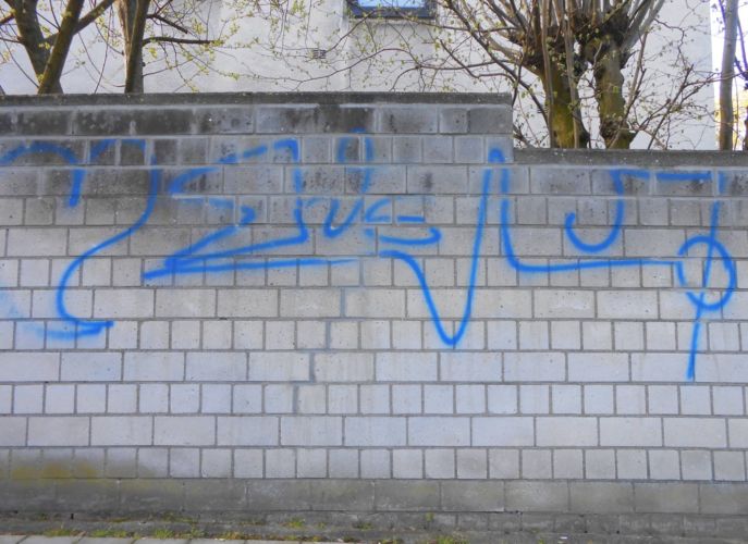 PUR-graffiti-entfernen-weisser-klinker-vorher