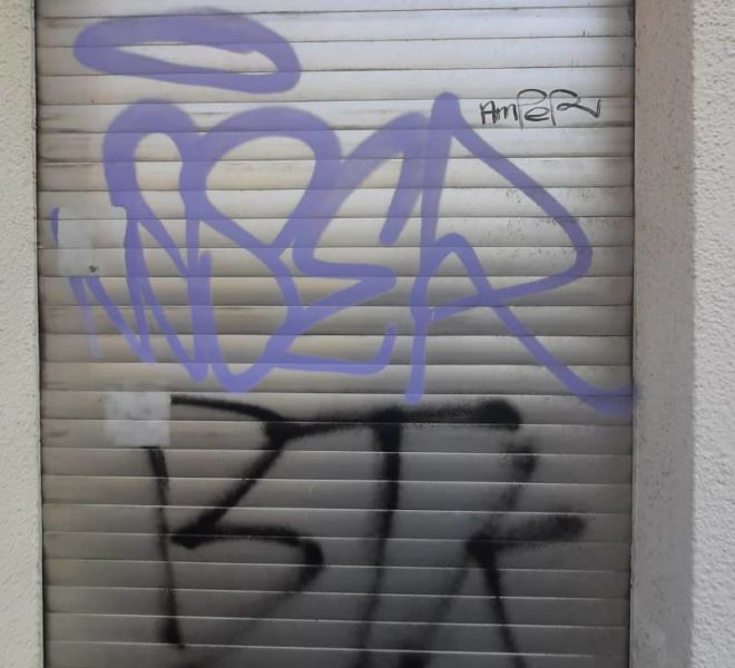 PUR-Graffitientfernung-Aluminiumrolladen-vorher