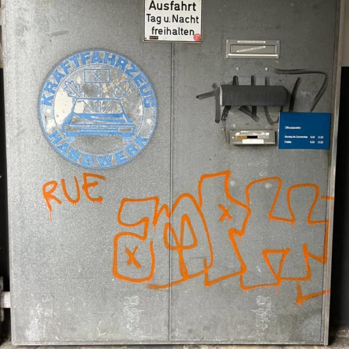 PUR-Graffitientfernung-Garagentor-Stahl-vorher