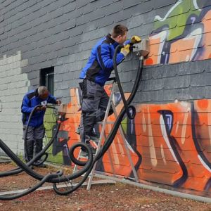 Das hochspezialisierte PUR Graffitientfernungsteam bei der Arbeit an der Schieferoberfläche