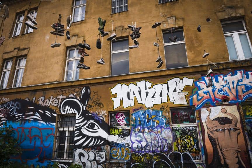 Graffiti ist zu einem allgegenwärtigen Anblick in vielen Städten und Gemeinden geworden und schmückt Wände, Gebäude und sogar öffentliche Räume. Während einige Graffiti als Ausdruck von Kunst betrachten mögen...